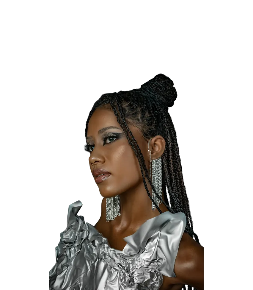 Modèle portant une coiffure afro tressée